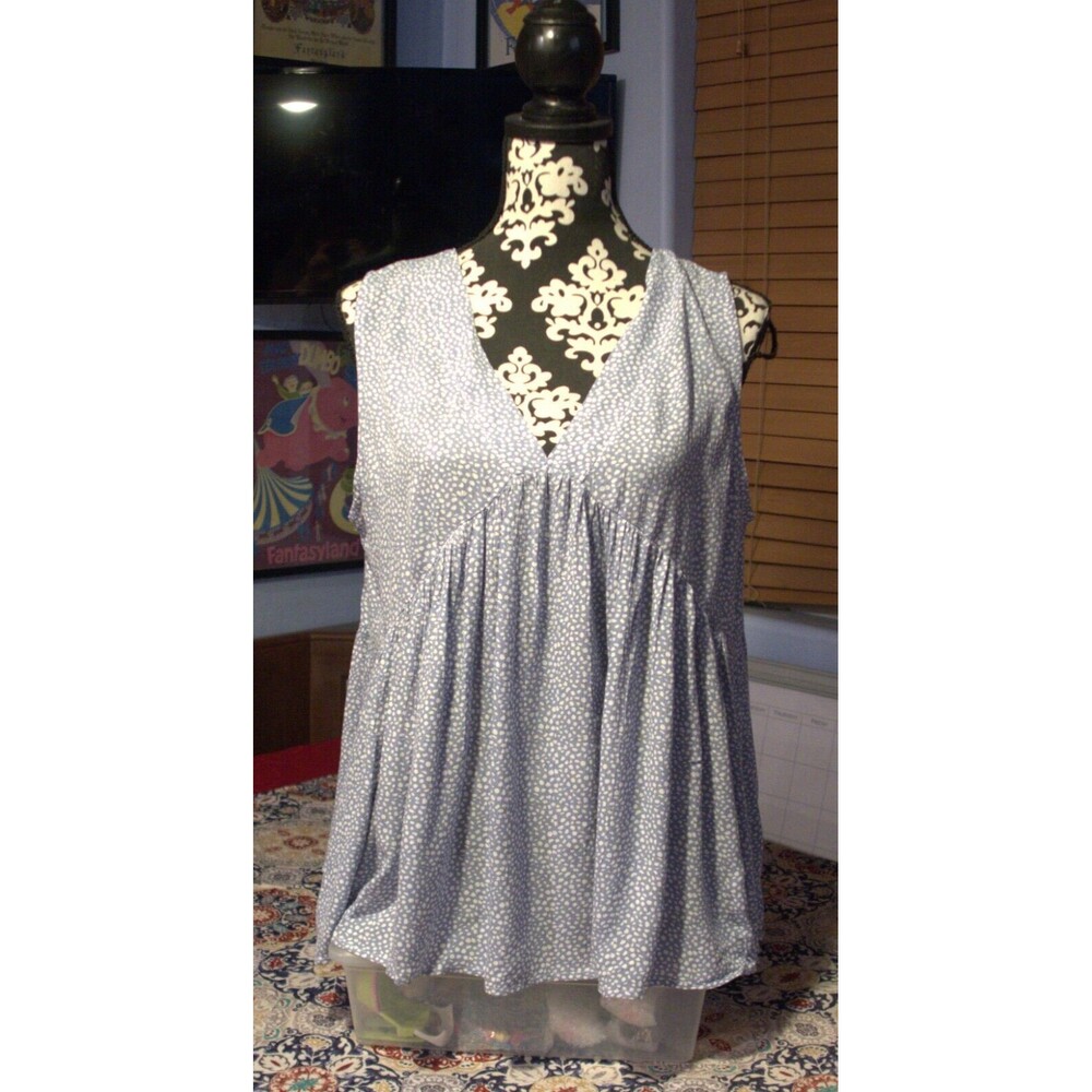 Eesome Brand Rayon Flowy Blouse Lt Blue and White NWT Sz L